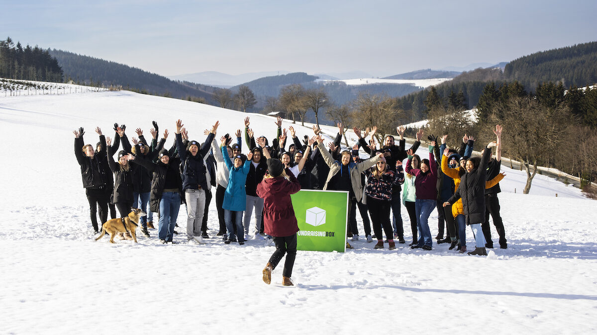 Teamfoto des FundraisingBox-Teams im Winter springend