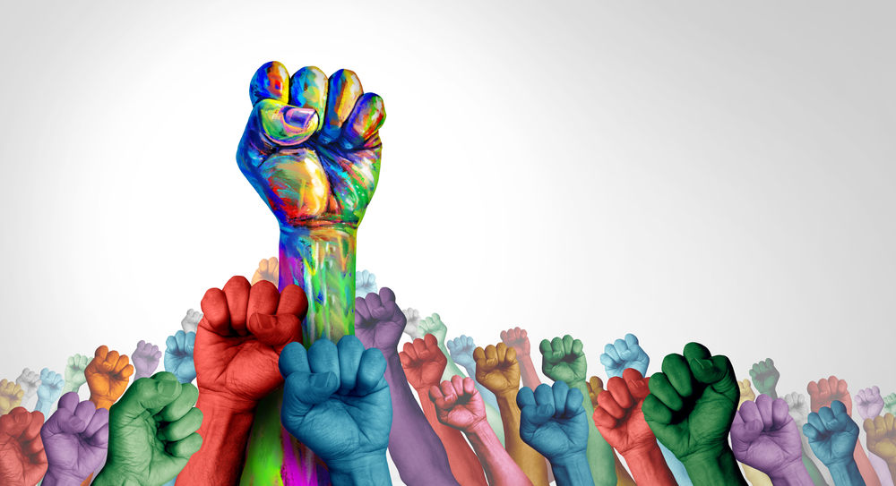 Fäuste aus verschiedenen Farben, die in die Luft gereckt werden