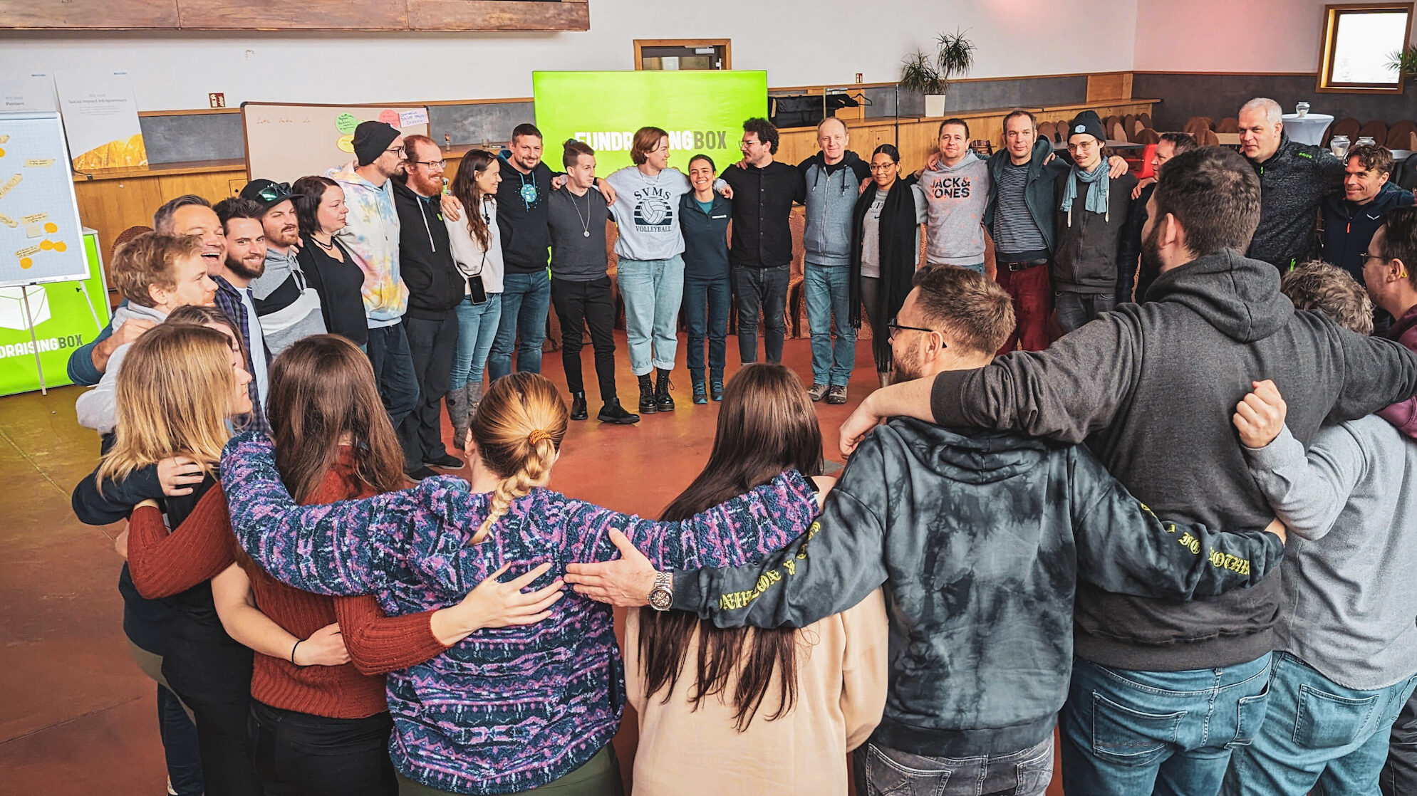 Teammitglieder der Wikando Arm in Arm