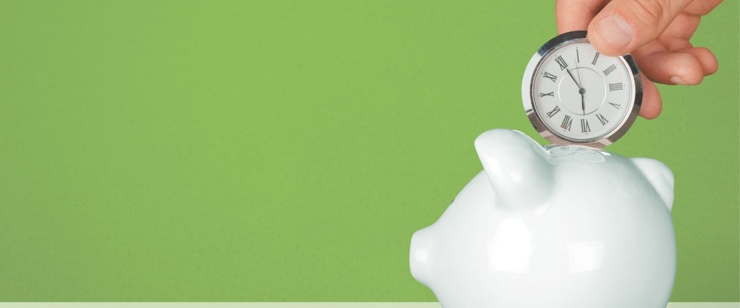 Eine Hand hält eine Uhr auf ein Sparschwein, Spendenquittungen der FundraisingBox sparen Zeit