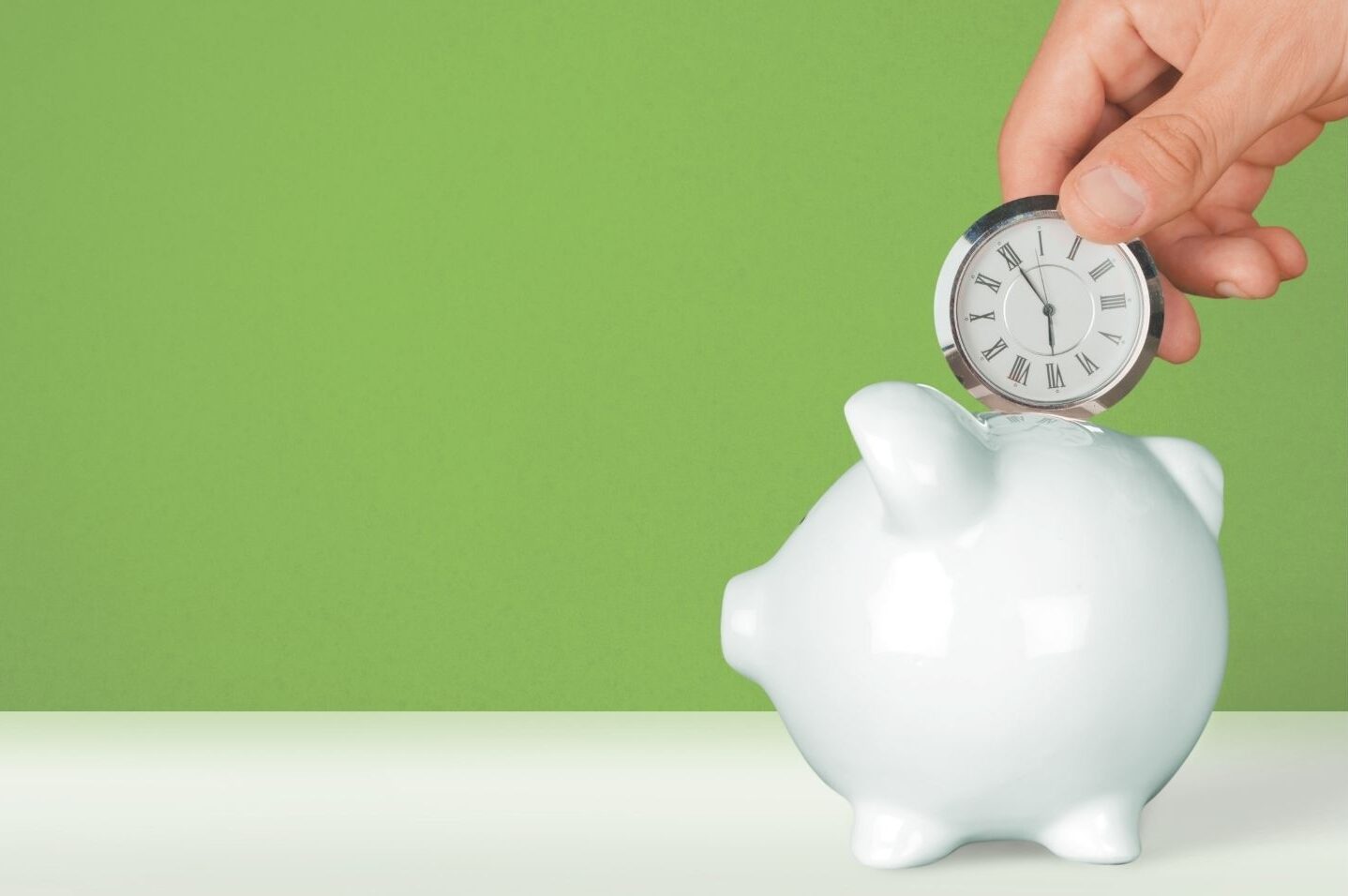 Eine Hand hält eine Uhr auf ein Sparschwein, Spendenquittungen der FundraisingBox sparen Zeit