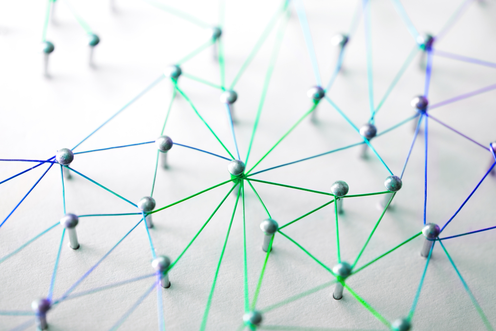 Pins, die durch Schnüre miteinander verbunden sind