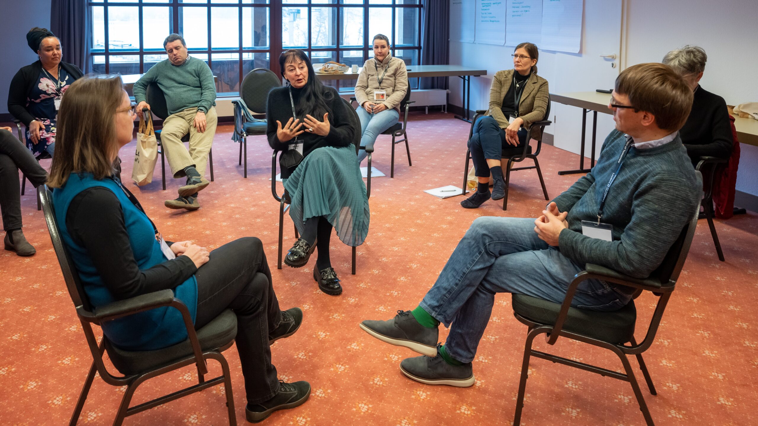 Die Teilnehmenden des Entwicklungsprogramms Leaders of Tomorrow sitzen in einem Workshop zusammen