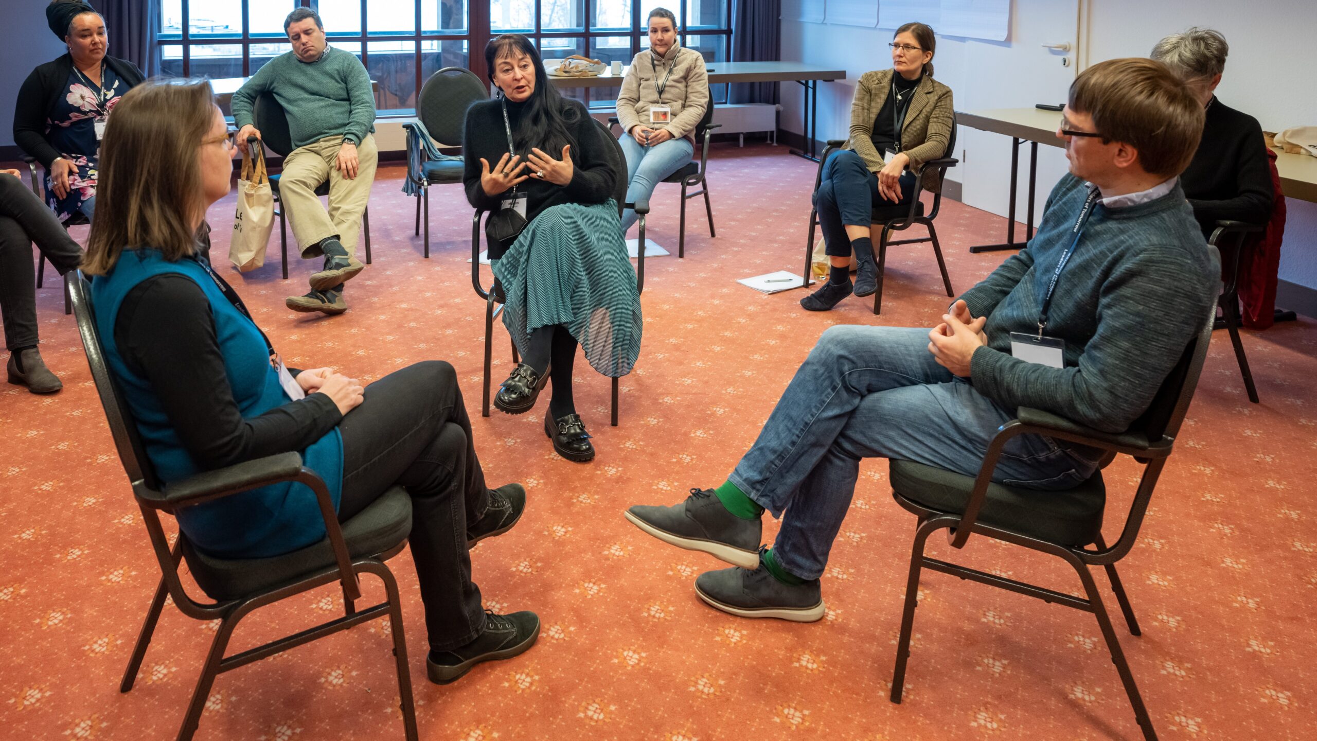 Die Teilnehmenden des Entwicklungsprogramms Leaders of Tomorrow sitzen in einem Workshop zusammen