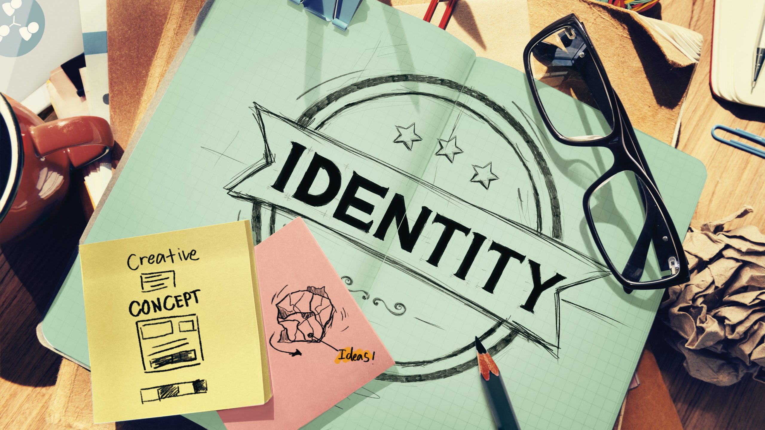 Verschiedene Unterlagen, auf einem steht "Identity"