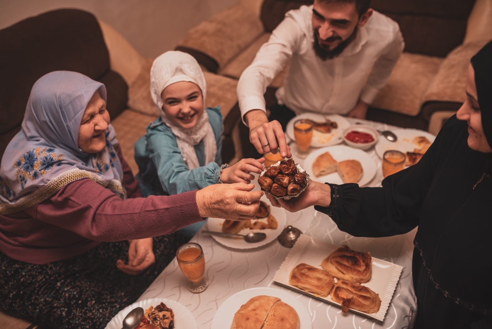 Eine muslimische Familie beim abendlichen Iftar Mahl
