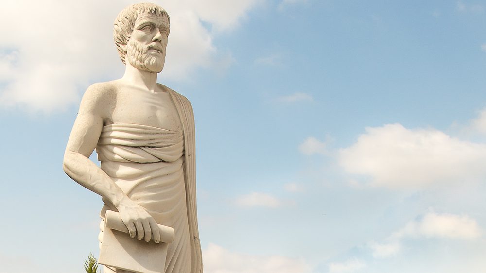 Eine Statue von Aristoteles vor blauem Himmel